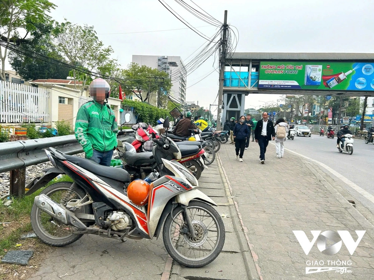 Theo người dân, lực lượng chức năng nên sử dụng các biện pháp mạnh hơn nữa để chấn chỉnh tình trạng lấn chiếm lòng đường vỉa hè không chỉ tại khu vực cổng bệnh viện Bạch Mai mà còn tại các bệnh viện khác trên địa bàn thủ đô.