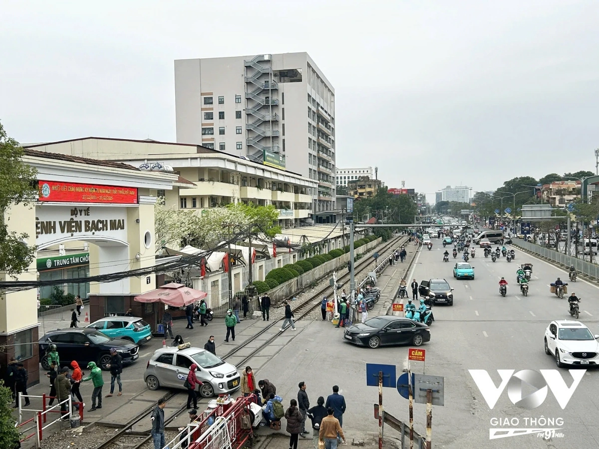 Cùng với đó, là triển khai lập các điểm trông giữ xe có quy hoạch để tránh tình trạng trông giữ xe trái phép, tạo thuận lợi cho người dân và tài xế dừng đỗ, đón trả khách đảm bảo an toàn và không xảy ra tình trạng mất an ninh trật tự.