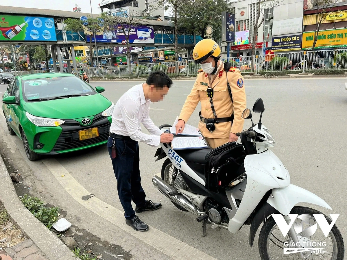 Theo một số tài xế, vì không được đỗ xe vào bệnh viện nên đành phải chấp nhận dừng đỗ xe bên ngoài cổng viện để đón trả khách. Mặc dù biết là vi phạm, tuy nhiên vẫn phải chấp nhận vì… mưu sinh.