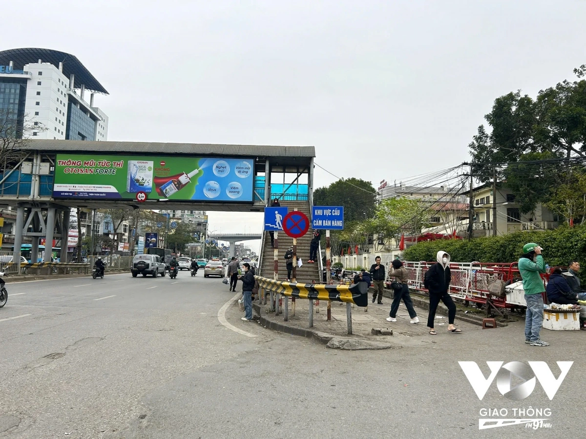 “Mặc dù đã có biển báo cấm phương tiện đỗ dừng, lắp camera giám sát phạt nguội ở khu vực này. Tuy nhiên mỗi ngày, lực lượng CSGT vẫn xử lý nhiều trường hợp cố tình dừng đỗ. Do đó, các tài xế cần chấp hành nghiêm pháp luật trật tự an toàn giao thông để tránh bị xử phạt và cũng để đảm bảo an toàn cho bản thân mình và người tham gia giao thông”, Trung tá Trần Văn Công cho biết.