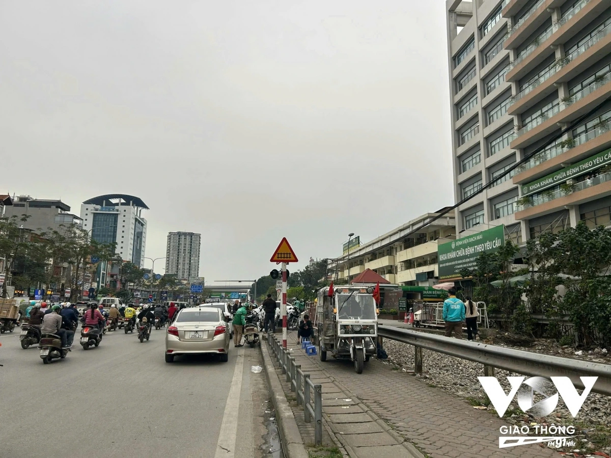 Được biết, mỗi ngày Đội CSGT đường bộ số 4 xử lý khoảng 20 trường hợp vi phạm trên tuyến đường Giải Phóng.