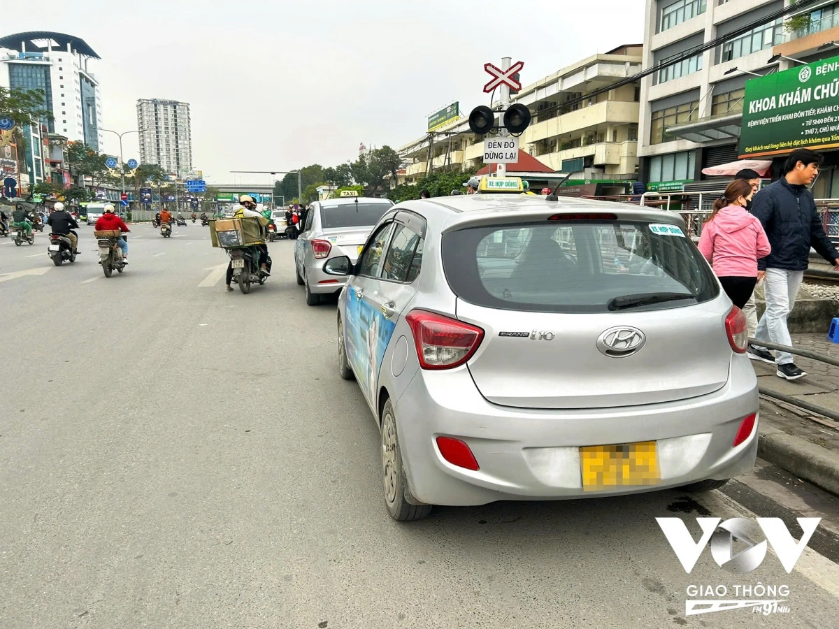 Chỉ tính từ ngày 15/2-14/3, lực lượng CSGT đã xử lý tại khu vực cổng bệnh viện Bạch Mai là 59 trường hợp; phạt tiền 64.300.000 đồng, tạm giữ 59 giấy tờ về các lỗi vi phạm. Trong đó vi phạm lỗi dừng đỗ sai quy định là 58 trường hợp; sử dụng chất liệu khác dán lên chữ, số của biển số xe là 1 trường hợp.