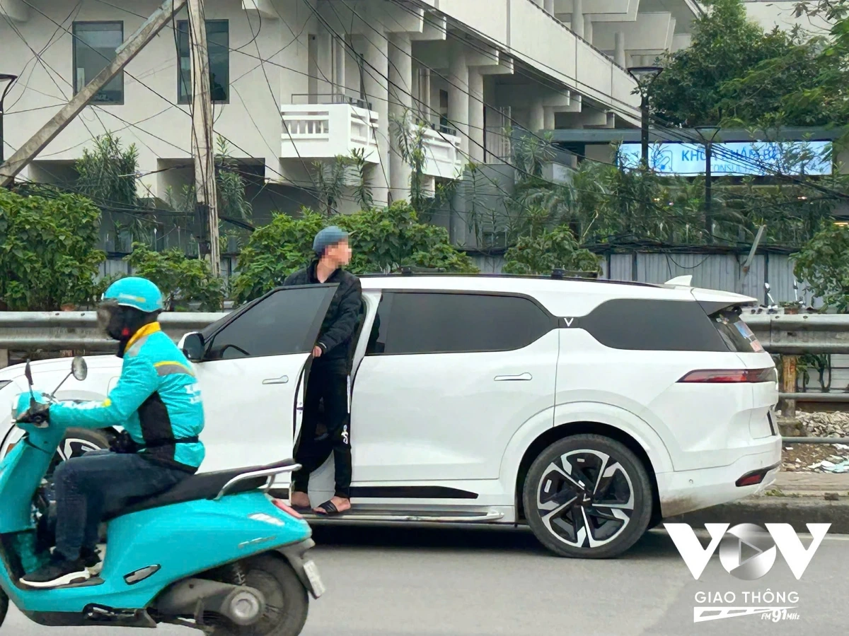 Còn theo thông tin từ Công an phường Đồng Tâm (Hai Bà Trưng, Hà Nội), khu vực cổng bệnh viện Bạch Mai là điểm nhạy cảm trong khu vực. Bởi lẽ hàng ngày có nhiều người dân đổ về để khám chữa bệnh dẫn đến nhu cầu về đi lại và dịch vụ là rất lớn.