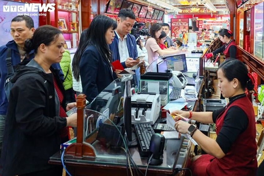 Người dân đổ xô đi mua vàng ngày 5/3 - Ảnh minh họa: Minh Đức