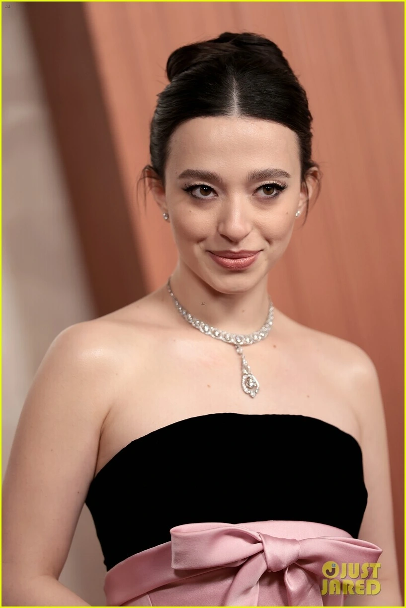 Mikey Madison rạng rỡ trên thảm đỏ. Nữ diễn viên 25 tuổi diện chiếc váy đen phối hồng đầy tinh tế. Cô nhận đề cử Nữ diễn viên chính xuất sắc nhất cho vai diễn trong "Anora" – bộ phim cũng góp mặt trong danh sách đề cử Phim hay nhất.