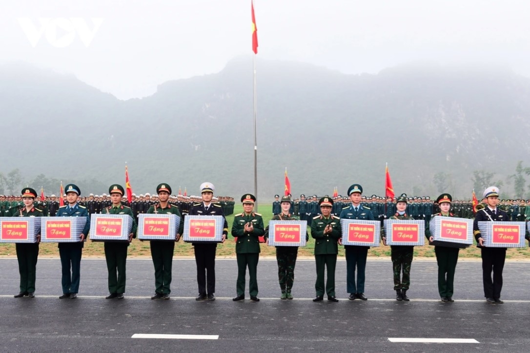 The Chief of the General Staff of the Vietnam People's Army presents gifts to participating forces