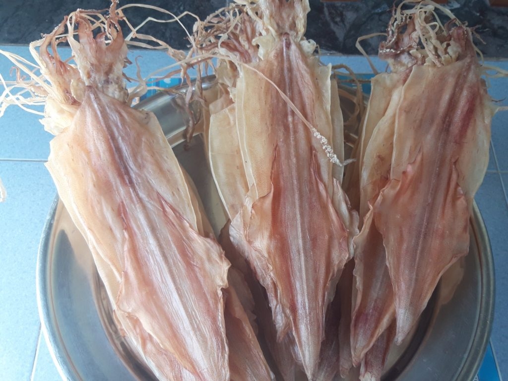 Người tiêu dùng thông thái luôn biết cách chọn mực khô ngon, không tẩm hóa chất. 
