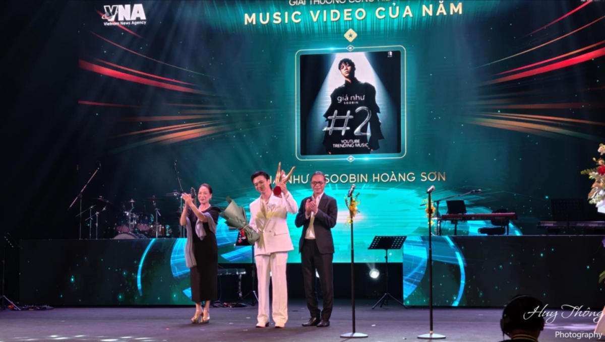 Đạo diễn - NSND Trần Lực và NSND Lê Khanh lên trao giải thưởng ở hạng mục Music Video của năm. Music Video của năm thuộc về Giá như, sáng tác và Thể hiện: Soobin, Đạo diễn: Lâm Đào Đào. (Ảnh: Báo Thể thao &amp; Văn hóa/TTXVN)
