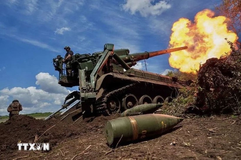 Quân nhân Ukraine nã pháo tự hành 2S7 Pion tại vùng Donetsk về phía mặt trận Nga, ngày 27/9/2024 (Ảnh: Reuters/TTXVN)