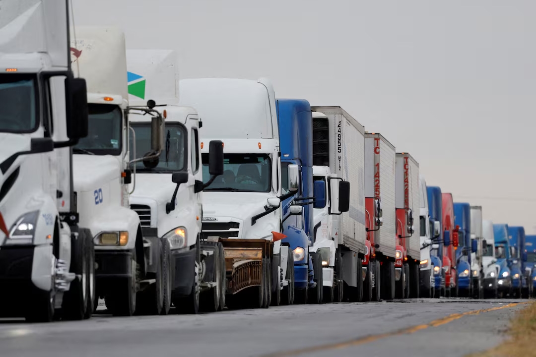 Xe tải xếp hàng dài chờ qua cửa khẩu biên giới vào Mỹ, ở Nuevo Laredo, Mexico, ngày 26/11/2024. Ảnh: Reuters