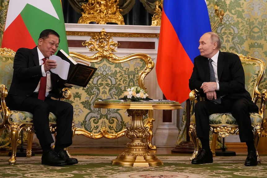 Thống tướng Myanmar Min Aung Hlaing Min Aung Hlaing gặp Tổng thống Nga Vladimir Putin tại Moscow. Ảnh: Pool