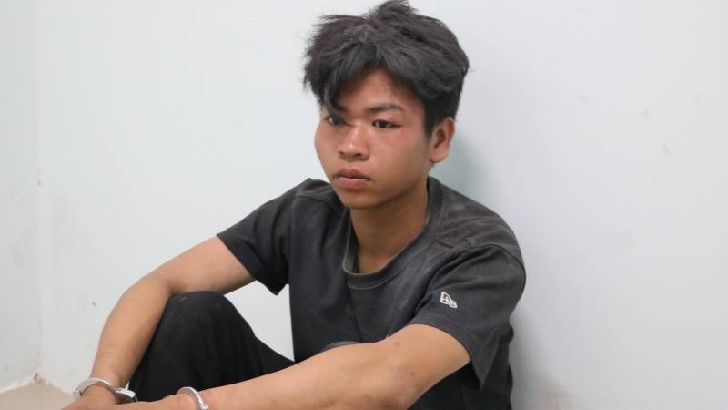 Dương Quốc Trung thời điểm bị khống chế sau khi gây ra việc dùng xăng đốt mẹ ruột.