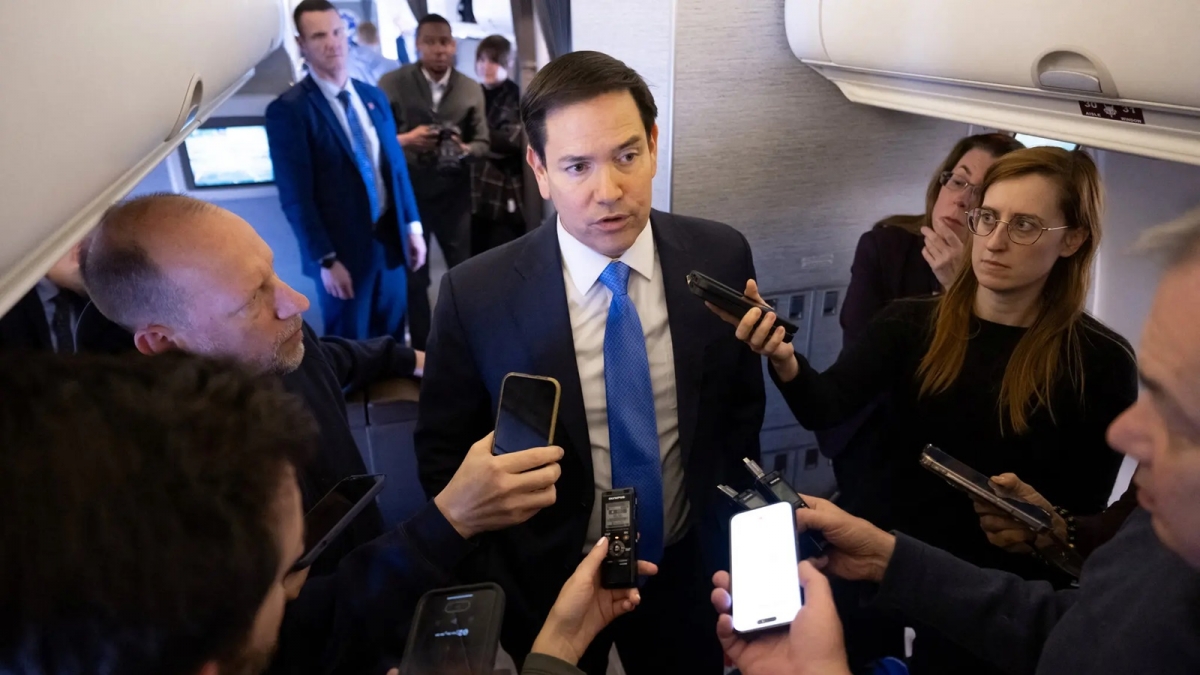 Ngoại trưởng Mỹ Rubio trả lời phỏng vấn về Ukraine khi bay sang Saudi Arabia. Ảnh: Loeb.