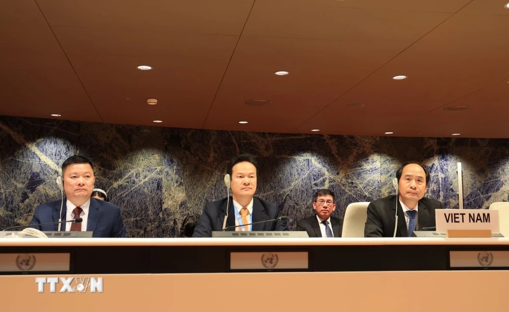 Đại sứ Mai Phan Dũng - Trưởng phái đoàn Việt Nam tại Geneva (giữa), cùng với Thứ trưởng Bộ Nội vụ Nguyễn Văn Hồi (bên phải) và thành viên trong đoàn. (Ảnh: Anh Hiển/TTXVN)