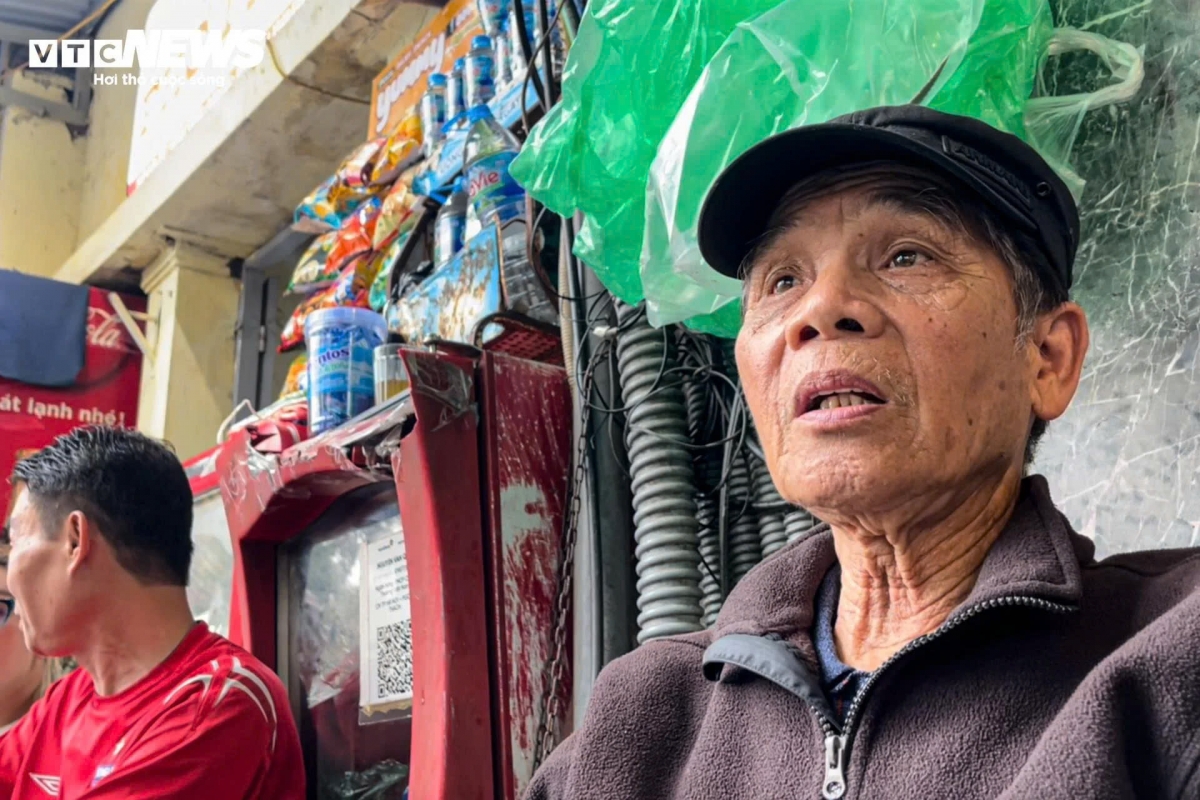 "Tôi yêu nơi này, nhưng cũng sẵn sàng hy sinh vì một tương lai tốt đẹp hơn cho bản thân và thế hệ sau. Dù ở đâu, ký ức về phố cổ vẫn mãi là một phần trong trái tim tôi cũng như mọi người sinh sống tại đây", ông Tạ Khắc Hải (82 tuổi) chia sẻ.