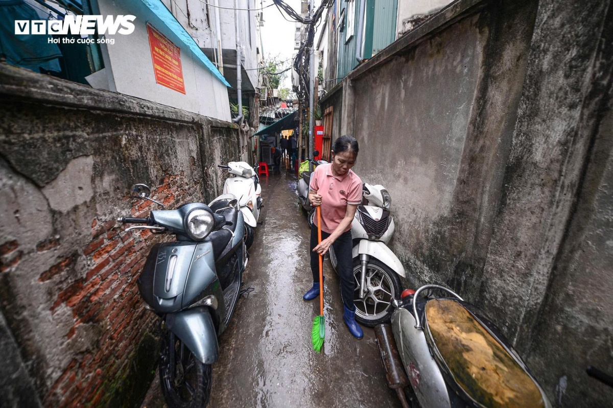 "Chúng tôi cũng mới biết thông tin khu vực này sắp phải di dời để phục vụ dự án cải tạo không gian công cộng. Dù không còn ở địa điểm cũ trên phố Đinh Tiên Hoàng, nhưng Phở Thìn hoàn toàn có thể tiếp tục phục vụ thực khách ở một không gian mới rộng rãi hơn, hiện đại hơn. Quan trọng nhất, hương vị phở truyền thống vẫn được giữ nguyên, để dù ở đâu, thực khách vẫn có thể tìm lại được nét đặc trưng của món ăn này", một nhân viên tại quán nói.