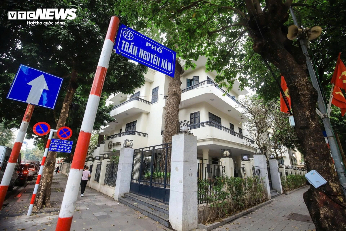Ngoài 40 hộ dân nằm trong diện quy hoạch, UBND TP Hà Nội cũng dự kiến di dời nhiều trụ sở, cơ quan sát hồ Gươm gồm: Sở Văn hóa và Thể thao, Viện Văn học (Viện Hàn lâm Khoa học xã hội Việt Nam), Chi cục Dân số Hà Nội, Hội Người mù Hà Nội, Tổng Công ty Điện lực miền Bắc, Tổng Công ty Điện lực TP Hà Nội, Tổng Công ty Truyền tải điện quốc gia, Khách sạn Điện lực, Trụ sở tiếp công dân thành phố, Điện lực Hoàn Kiếm, trụ sở Văn phòng Kho bạc Nhà nước.