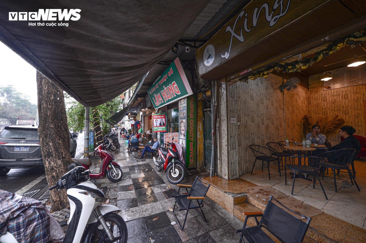 Vỉa hè khu vực này được nhiều hộ tận dụng để bán nước, quán ăn phục vụ người dân, du khách.