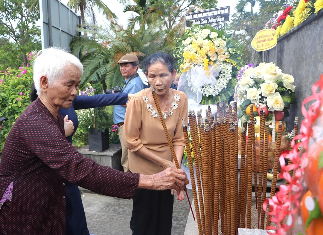 Người dân Sơn Mỹ dâng hương