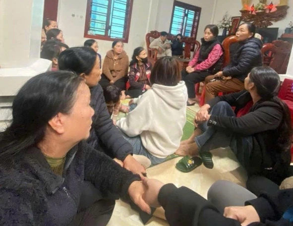 Người thân ngóng tin 3 ngư dân còn mất tích.