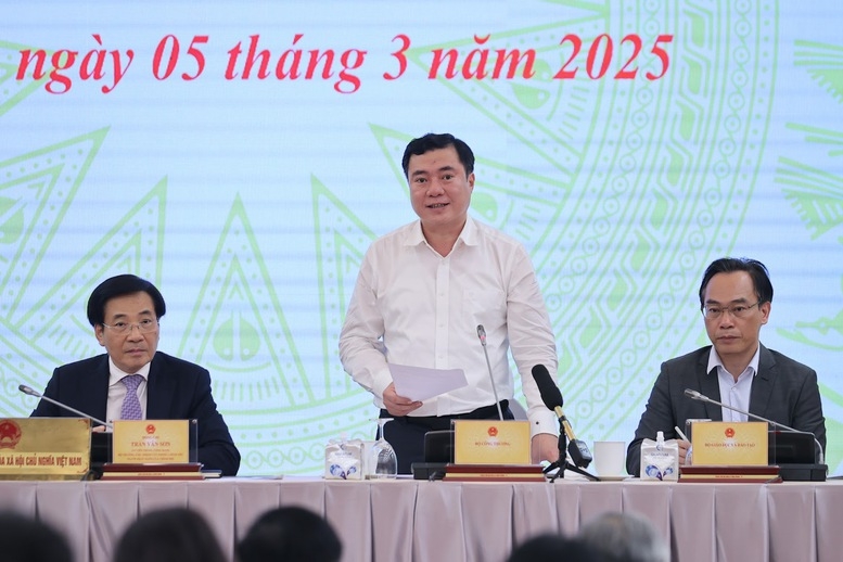 Thứ trưởng Bộ Công Thương Nguyễn Sinh Nhật Tân thông tin về việc chuẩn bị ứng phó với tác động của các chính sách thương mại của Hoa Kỳ - Ảnh: VGP/Nhật Bắc