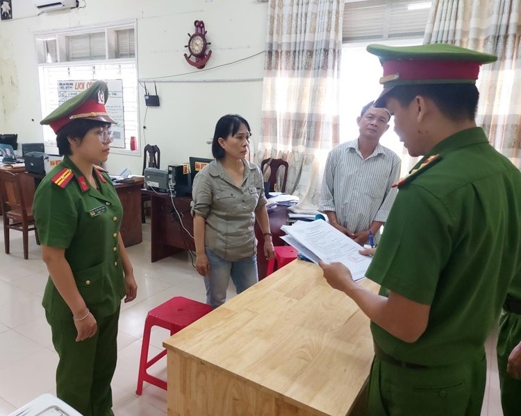 Nguyễn Thúy Hà bị Cơ quan Cảnh sát điều tra Công an huyện Hòa Vang tống đạt các quyết định khởi tố vụ án, khởi tố bị can, bắt tạm giam