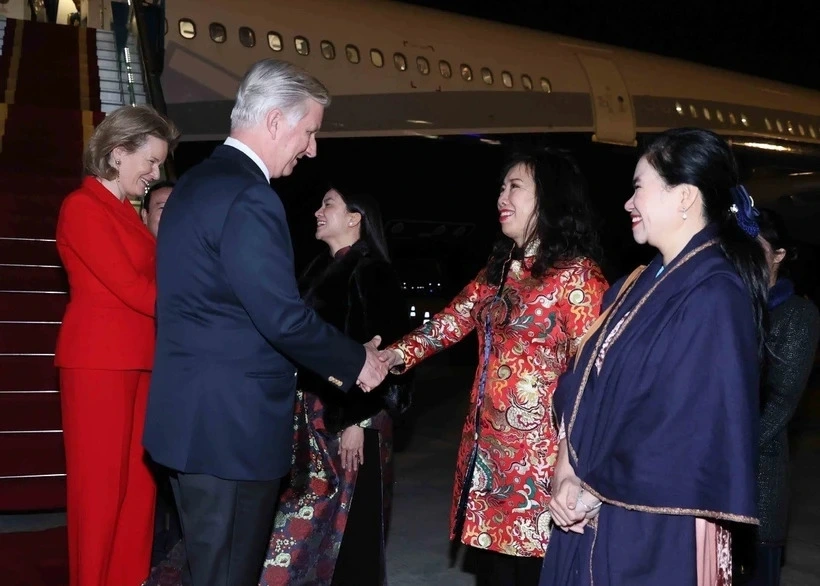 Rạng sáng 31/3, Nhà Vua Philippe và Hoàng hậu Mathilde của Vương quốc Bỉ đến Hà Nội, bắt đầu chuyến thăm cấp Nhà nước tới Việt Nam. Đây là lần đầu tiên Nhà vua và Hoàng hậu Bỉ thăm cấp Nhà nước tới Việt Nam sau 52 năm hai nước thiết lập quan hệ ngoại giao. Tuy nhiên, trước đây, Nhà vua Philippe và Hoàng hậu Mathilde đều đã tới Việt Nam trên những cương vị khác. (Ảnh: TTXVN)