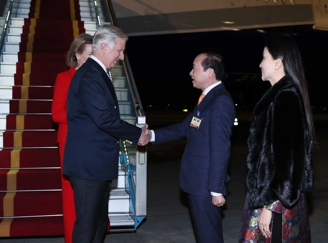 Đại biểu đón Nhà vua Bỉ Philippe và Hoàng hậu Mathilde tại Sân bay quốc tế Nội Bài. (Ảnh: An Đăng/TTXVN)