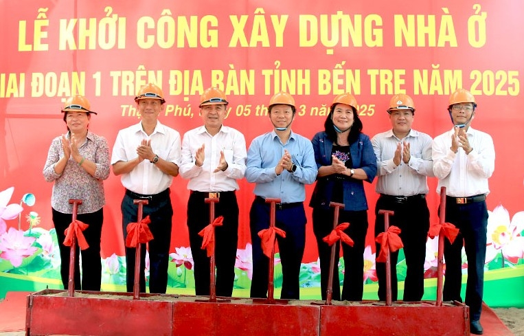 Nghi thức khởi công xây, sửa nhà ở cho 7 hộ nghèo ở xã Đại Điền, huyện Thạnh Phú (Ảnh: CTV)