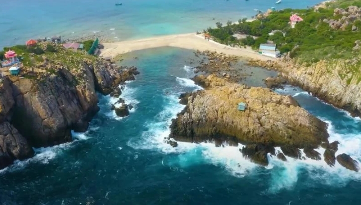 A view of Bai Doi, Yen Island. (Source: Screenshot from the tourism promotion video “Nha Trang - Khanh Hoa: Touching Your Heart!”)