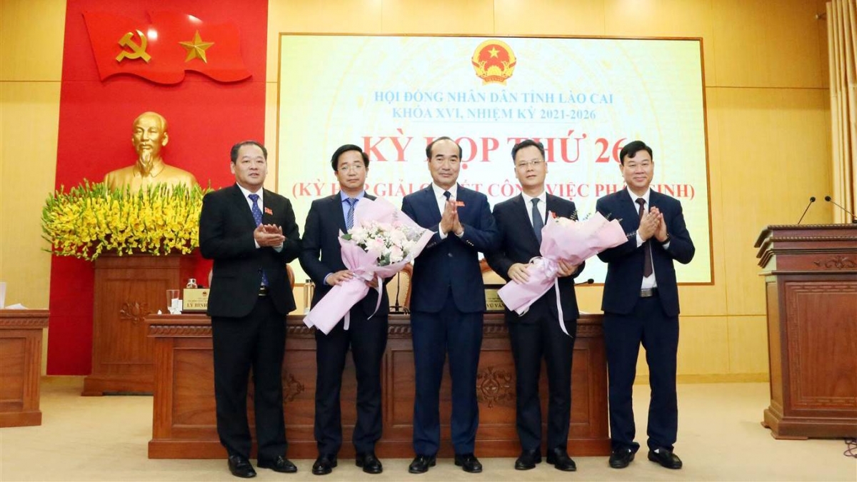 Lãnh đạo tỉnh tặng hoa chúc mừng tân Phó Chủ tịch UBND tỉnh và tân Ủy viên UBND tỉnh
