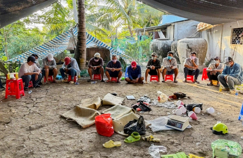 Nhóm người tụ tập đánh bạc bị bắt quả tang.