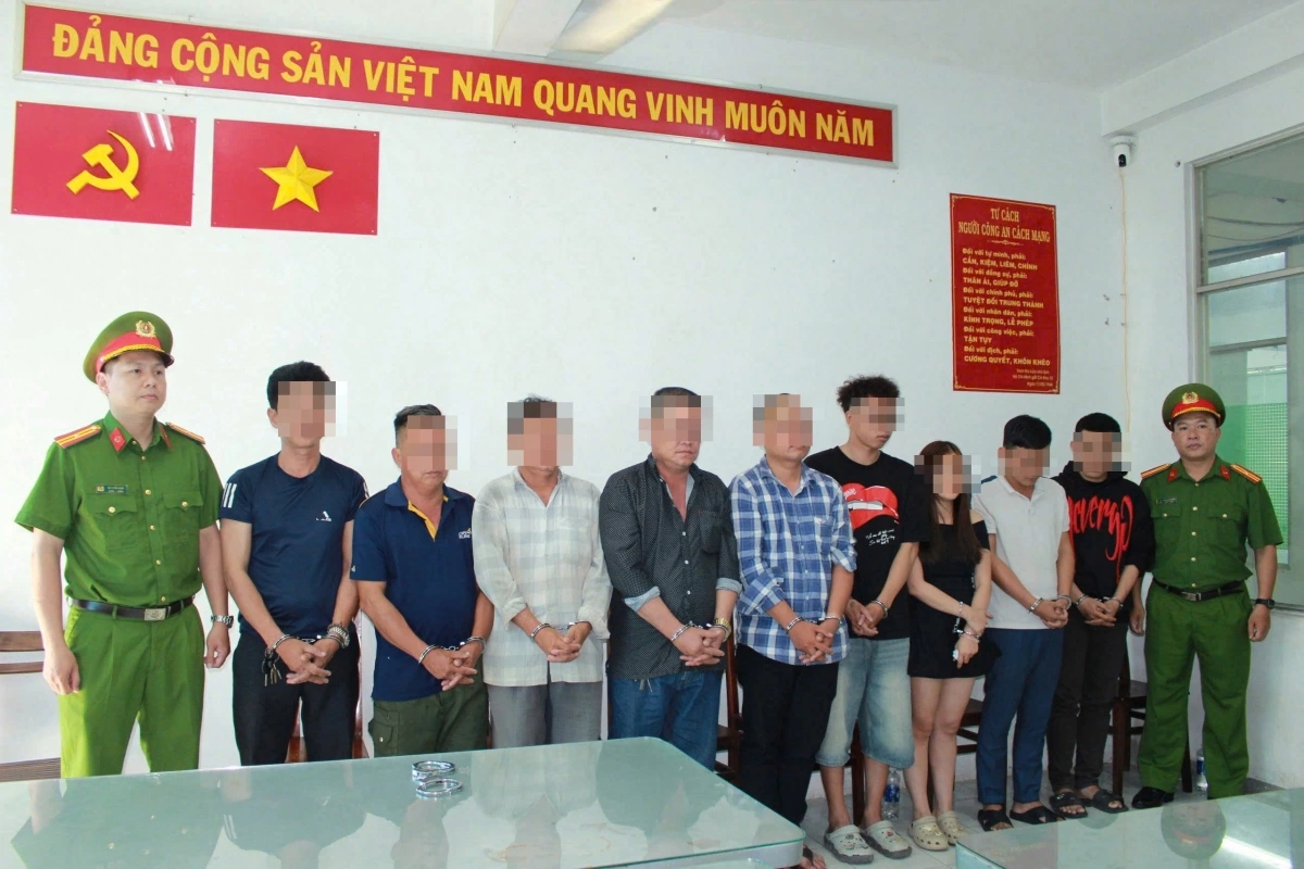 Nhóm người liên quan đến clip khiêng cỗ quan tài diễu phố bị bắt giữ. (Ảnh: Bảo Trân)