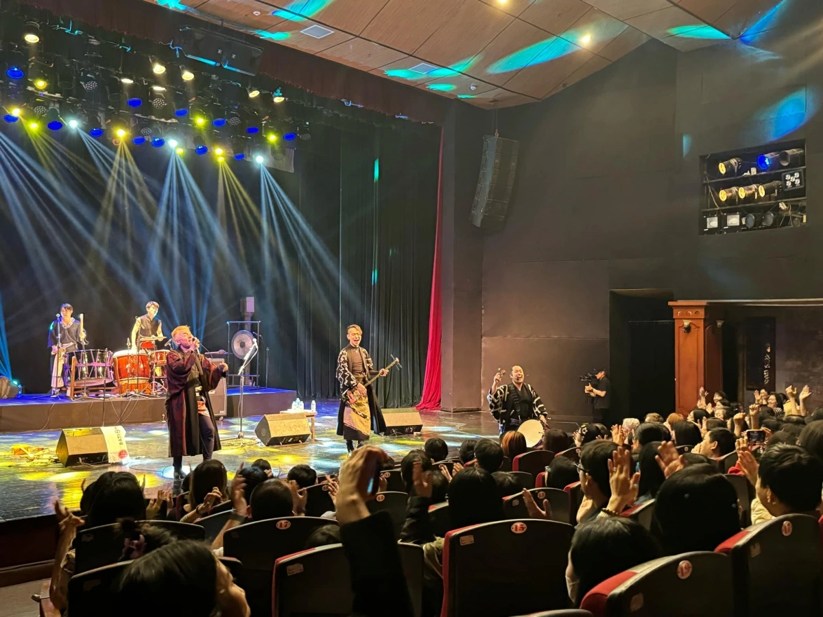 Nhóm nhạc biểu diễn tại Nhà hát tuổi trẻ, Hà Nội. Khán giả thủ đồ hoà mình cũng "sức nóng" của buổi biểu diễn