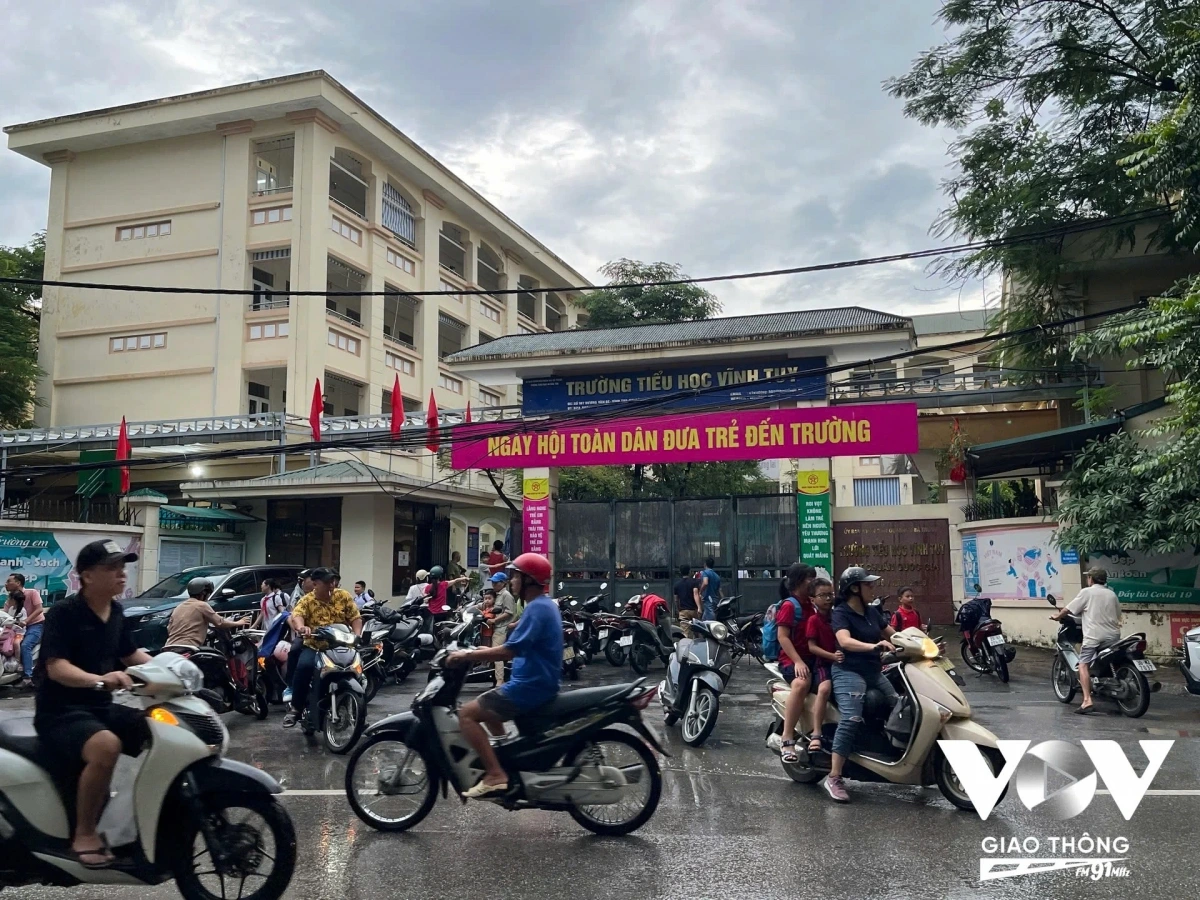 Những đứa trẻ đã quá quen với việc cha mẹ chúng "làm gương" trong việc vi phạm luật giao thông? Nên khi lớn lên, không hề ý thức được việc làm sai của mình?