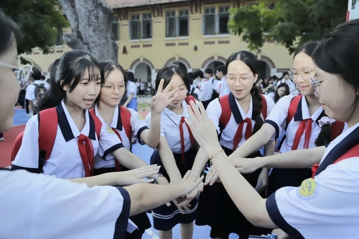 Các thí sinh tự tin, vui vẻ trước giờ thi. Ảnh chụp tại điểm thi Trường THPT Marie Curie kỳ thi chọn học sinh giỏi lớp 9 cấp thành phố 2024-2025 - Ảnh: NHƯ HÙNG