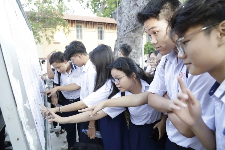 Thí sinh xem sơ đồ phòng thi tại kỳ thi chọn học sinh giỏi lớp 9 cấp thành phố 2024-2025 - Ảnh: NHƯ HÙNG