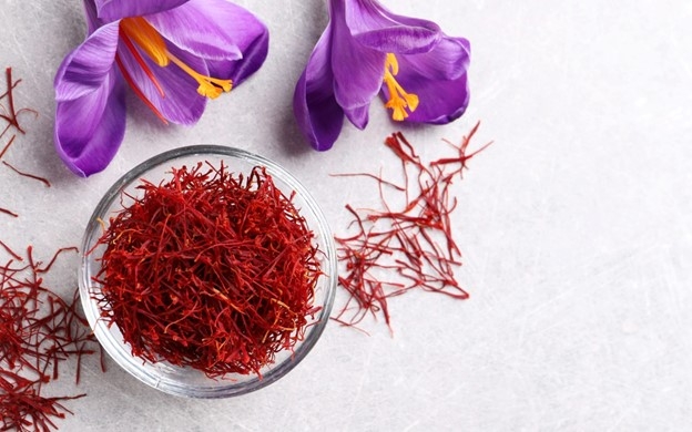 Sử dụng saffron giúp giảm các triệu chứng tiền kinh nguyệt (PMS). Ảnh: Istock