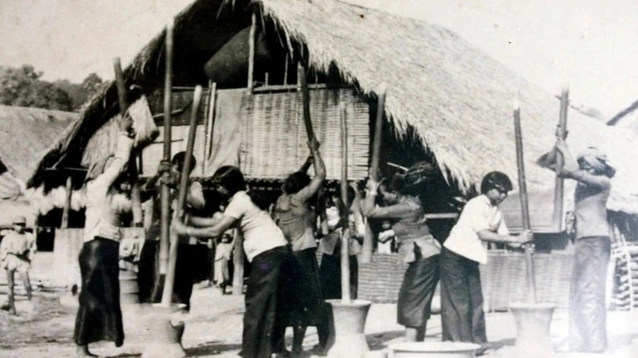 Phụ nữ dân tộc X’tiêng giã gạo nuôi quân trong kháng chiến chống Mỹ (Ảnh tư liệu)