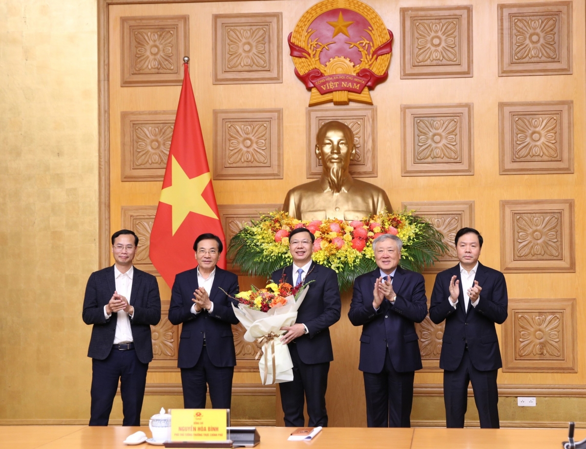 Phó Thủ tướng Nguyễn Hòa Bình, Bộ trưởng, Chủ nhiệm Văn phòng Chính phủ Trần Văn Sơn và các Phó Chủ nhiệm Văn phòng Chính phủ chúc mừng tân Phó Chủ nhiệm Văn phòng Chính phủ Phạm Mạnh Cường. (Ảnh: VGP/Nguyễn Hoàng)