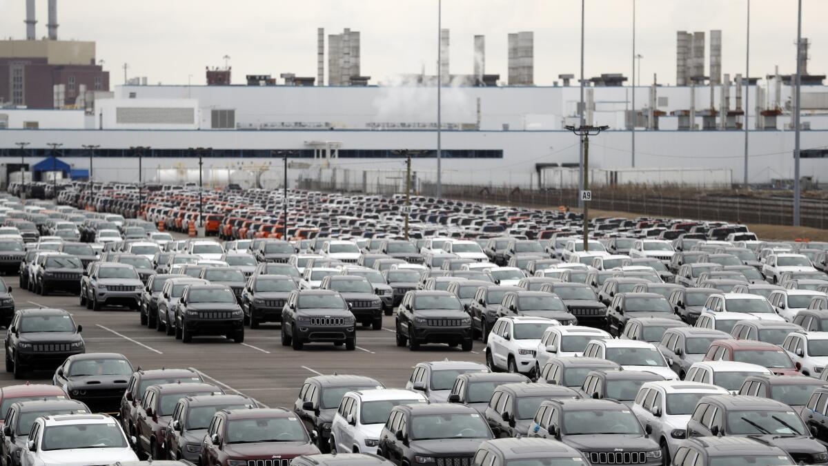 Mỹ hoãn áp thuế 25% đối với ô tô từ Canada và Mexico trong vòng 1 tháng. (Ảnh: Reuters)