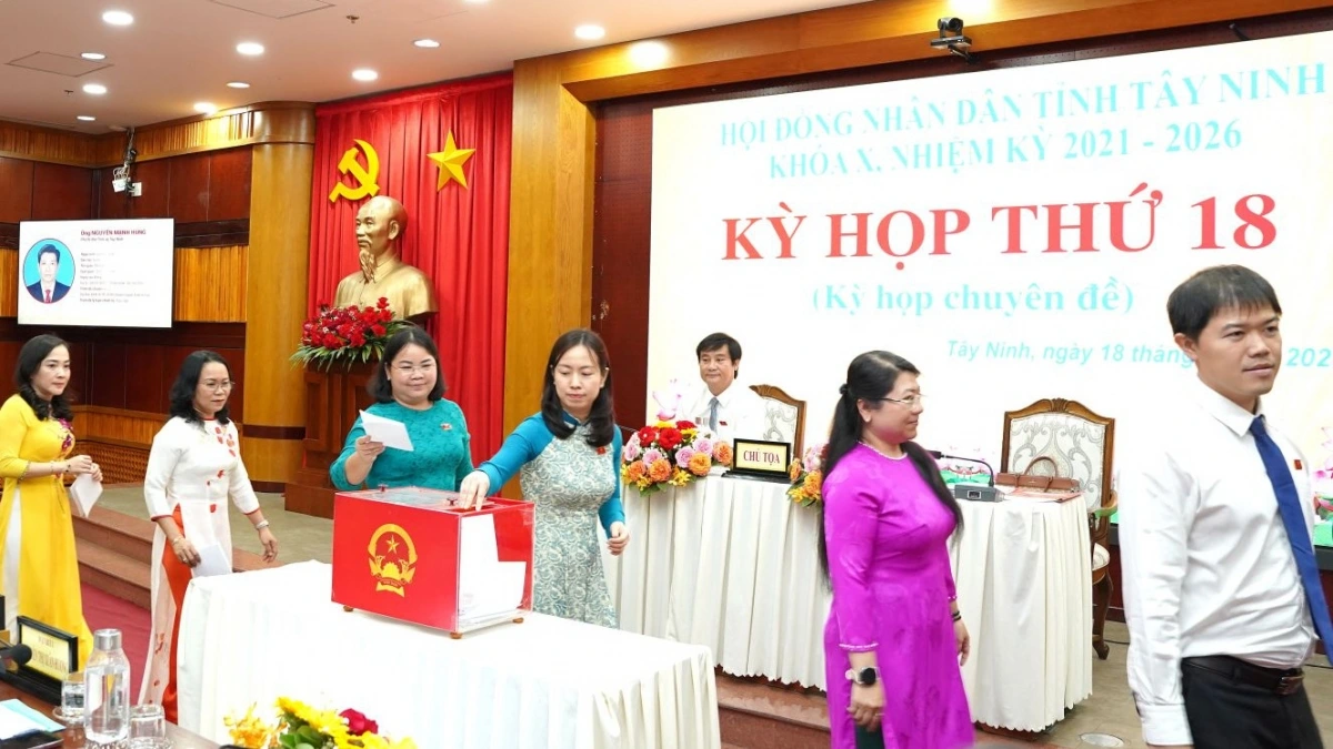 Đại biểu HĐND tỉnh Tây Ninh bỏ phiếu bầu Chủ tịch HĐND tỉnh (ảnh Phương Thúy/Báo Tây Ninh)