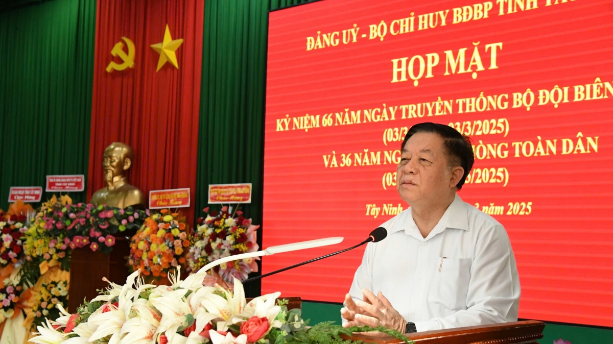 Ông Nguyễn Trọng Nghĩa phát biểu tại Họp mặt kỷ niệm 66 năm Ngày truyền thống BĐBP
