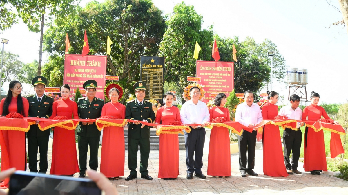 Ông Nguyễn Trọng Nghĩa và các đại biểu cắt băng khánh thành bia tưởng niệm (ảnh Lê Quân)