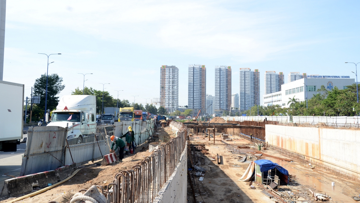 Nút giao thông An Phú thi công trong điều kiện vừa thi công vừa đảm bảo giao thông
