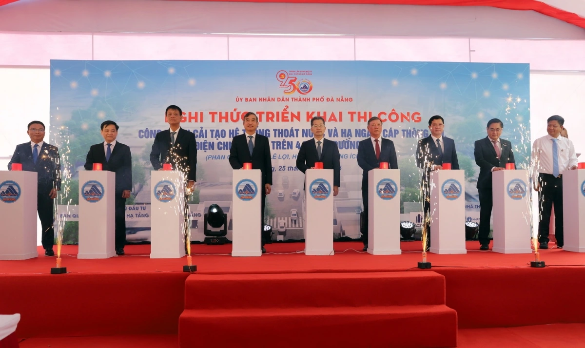 Ông Nguyễn Văn Quảng, Bí thư Thành ủy Đà Nẵng (đứng giữa) và các đại biểu thực hiện nghi thức ấn nút triển khai thi công dự án