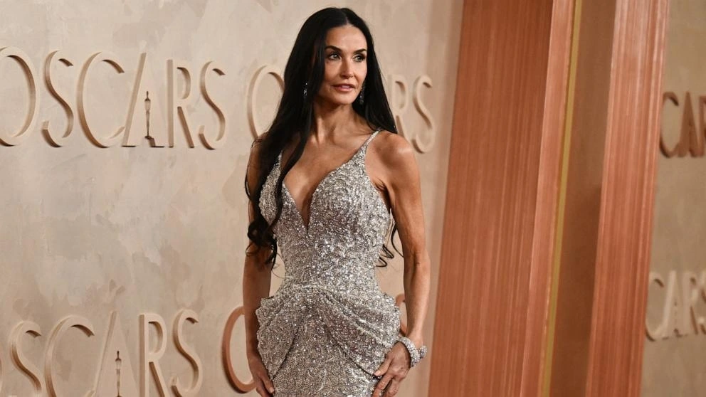 Demi Moore, người được đề cử giải Nữ diễn viên chính xuất sắc nhất cho bộ phim "The Substance", bước ra trong chiếc váy bạc lấp lánh.