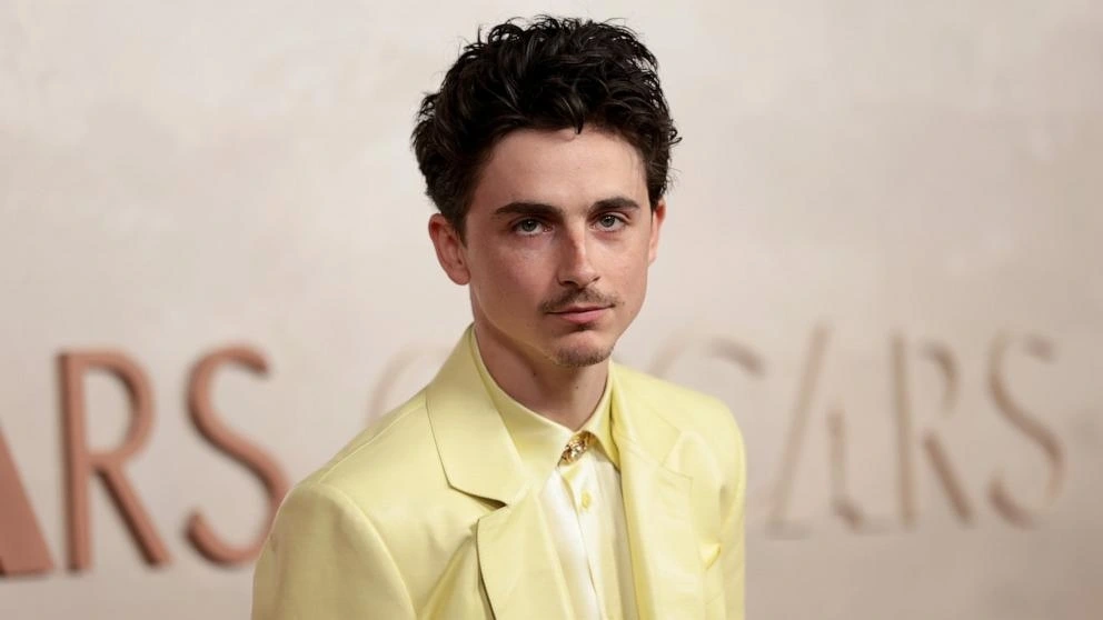 Chalamet, ngôi sao của "A Complete Unknown", xuất hiện trên thảm đỏ trong bộ vest toàn màu vàng. Giải thưởng Nam diễn viên chính xuất sắc nhất dành cho Chalamet đến từ vai diễn biểu tượng văn hóa Bob Dylan trong bộ phim tiểu sử kể về những năm tháng đầu đời của nhạc sĩ này. "A Complete Unknown" được đề cử tổng cộng 8 hạng mục.