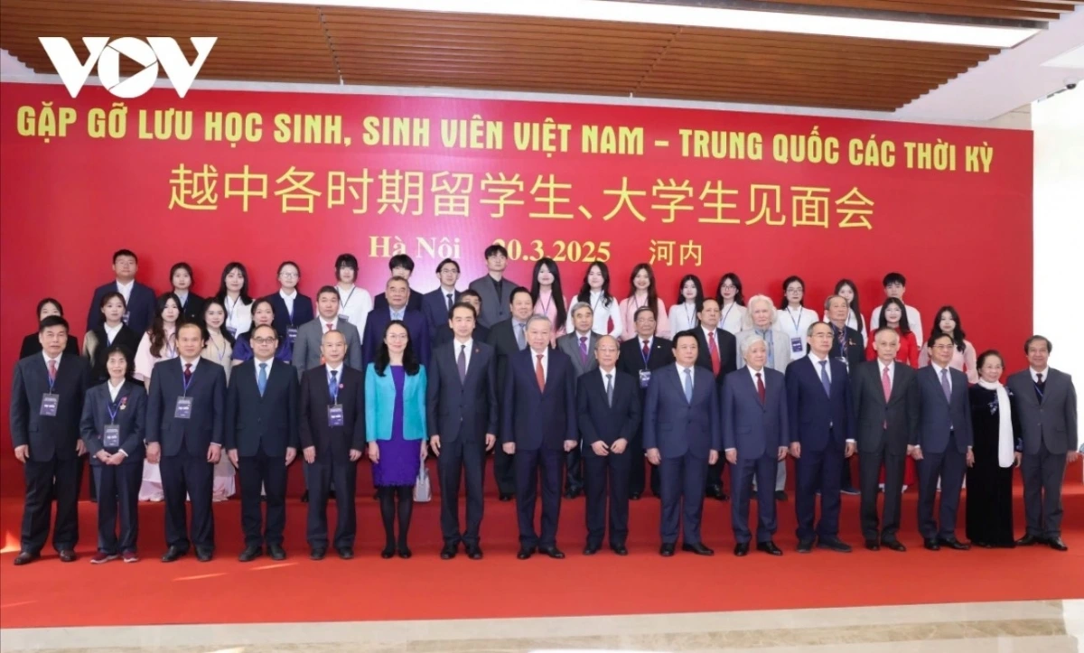 The Party leader joins with delegates to pose for a group photo.