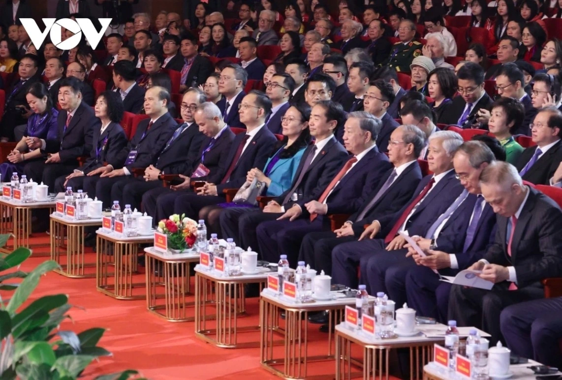 The gathering attracts around 800 delegates, including 300 Chinese people. These attendees represent generations of students who have witnessed the development of diplomatic ties, as well as young representatives who embody the future of bilateral relations.